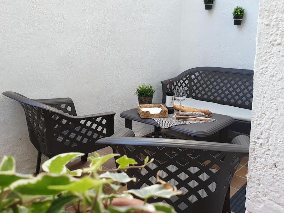 Casa Ramona Apartamento De Pueblo Con Patio En El Centro De Sant Joan ซานต์ ฮวน เด เลส อาบาเดสเซส ภายนอก รูปภาพ