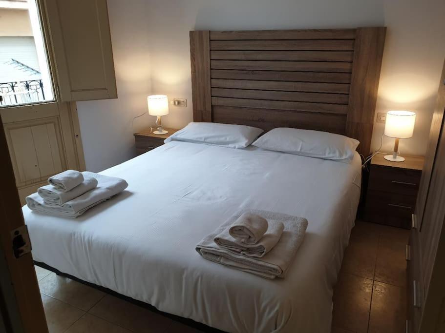 Casa Ramona Apartamento De Pueblo Con Patio En El Centro De Sant Joan ซานต์ ฮวน เด เลส อาบาเดสเซส ภายนอก รูปภาพ